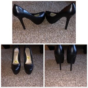 Faux leather black close toed heels